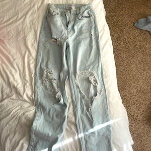 Light washed ripped jeans from Urban outfitters. Size 26.